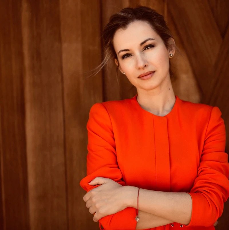 Boryana Straubel in a red outfit